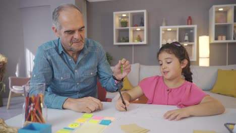 el abuelo pintando con su nieto.
