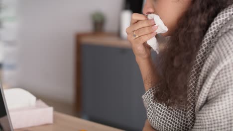 Video-of-sick-woman-talking-video-to-doctor-on-laptop