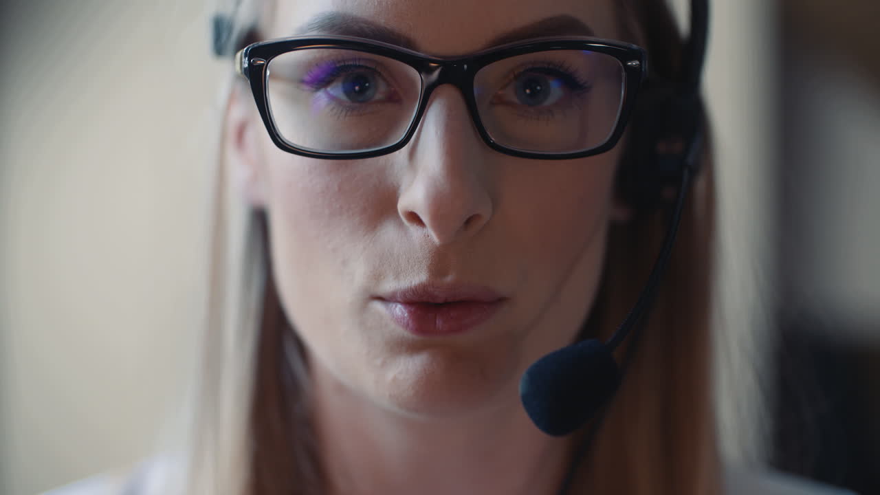 una mujer con auriculares trabaja en un centro de llamadas.