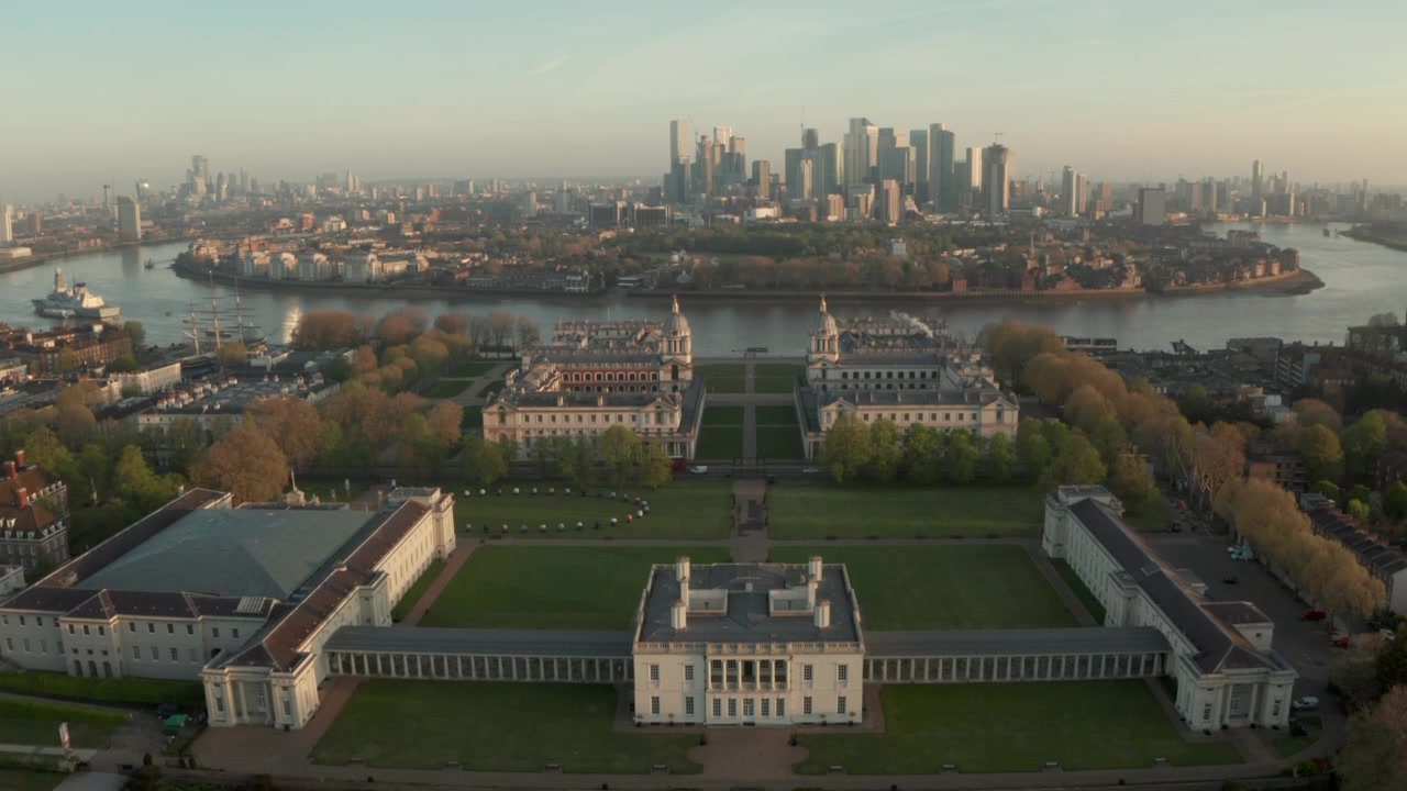 Ripresa aerea dall'alto dell'Università di Greenwich con lo skyline di Londra sullo sfondo