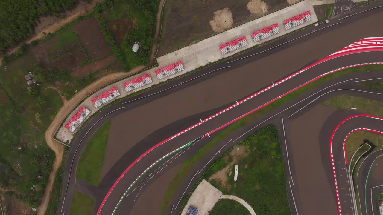 Resplandor matutino en el circuito de asfalto de Mandalika, Lombok, Indonesia