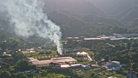 Pilar-De-Humo-Que-Se-Eleva-Desde-La-Granja-En-Shap-Pat-Heung,-Tai-Tong,-Yuen-Long,-Vista-Aérea-De-Drones