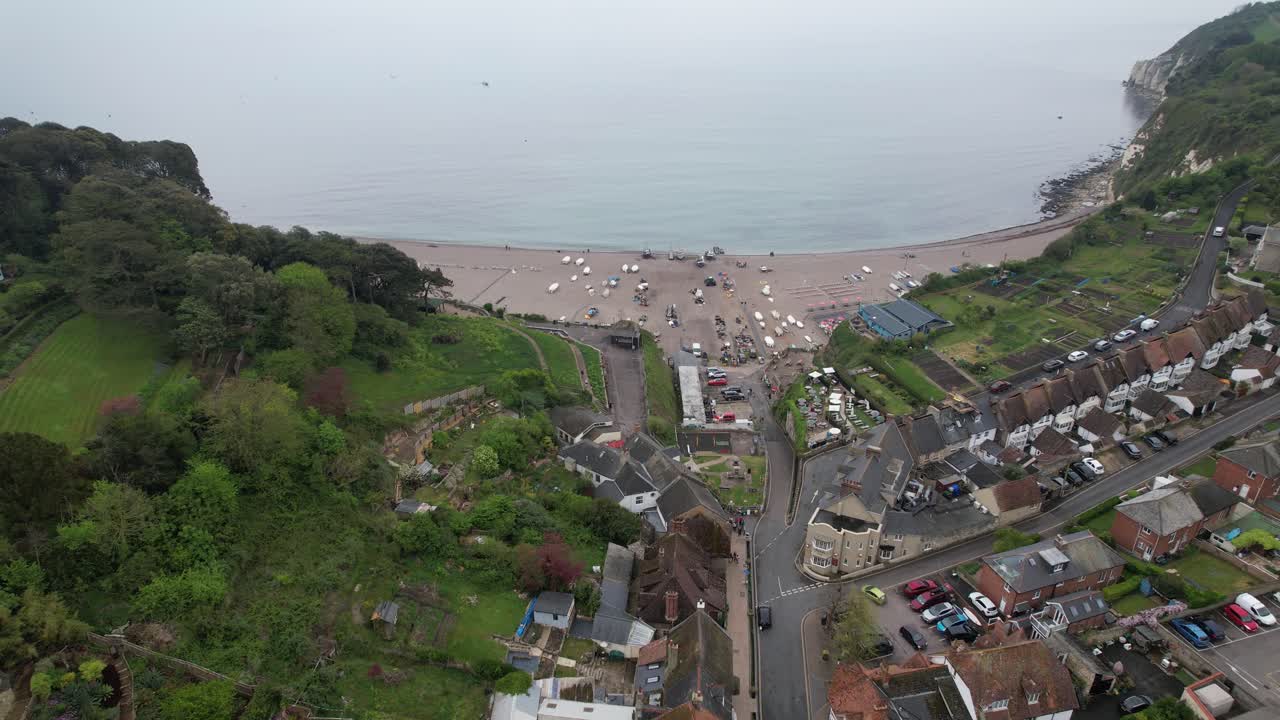 pueblo pesquero de cerveza y playa devon inglaterra alta vista aérea de drones