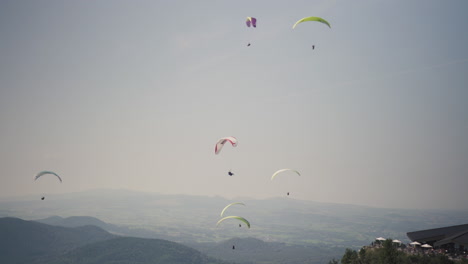 paradligers en el aire en "puy de dome" en francia