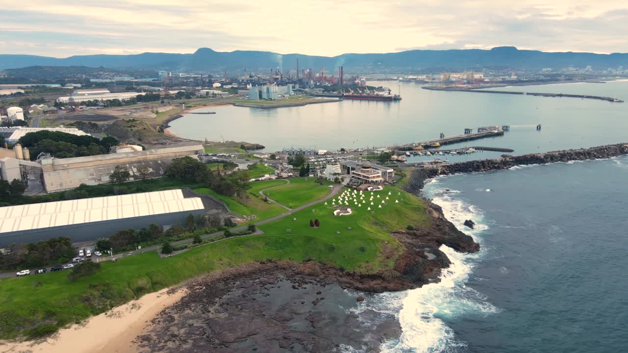 nsw의 illawarra 지역에서 port kembla에서 상승하는 항공 드론 뷰