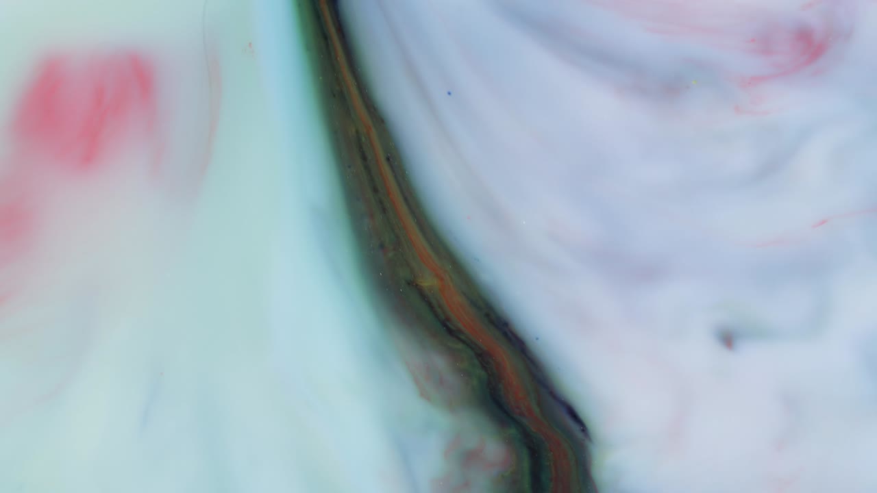 rayas coloridas en un fondo blanco. manchas de pintura blanca, rosa, azul, verde.