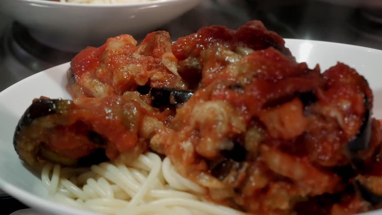 Spaghetti freschi con un ricco sugo di melanzane, un pasto vivace e gustoso.