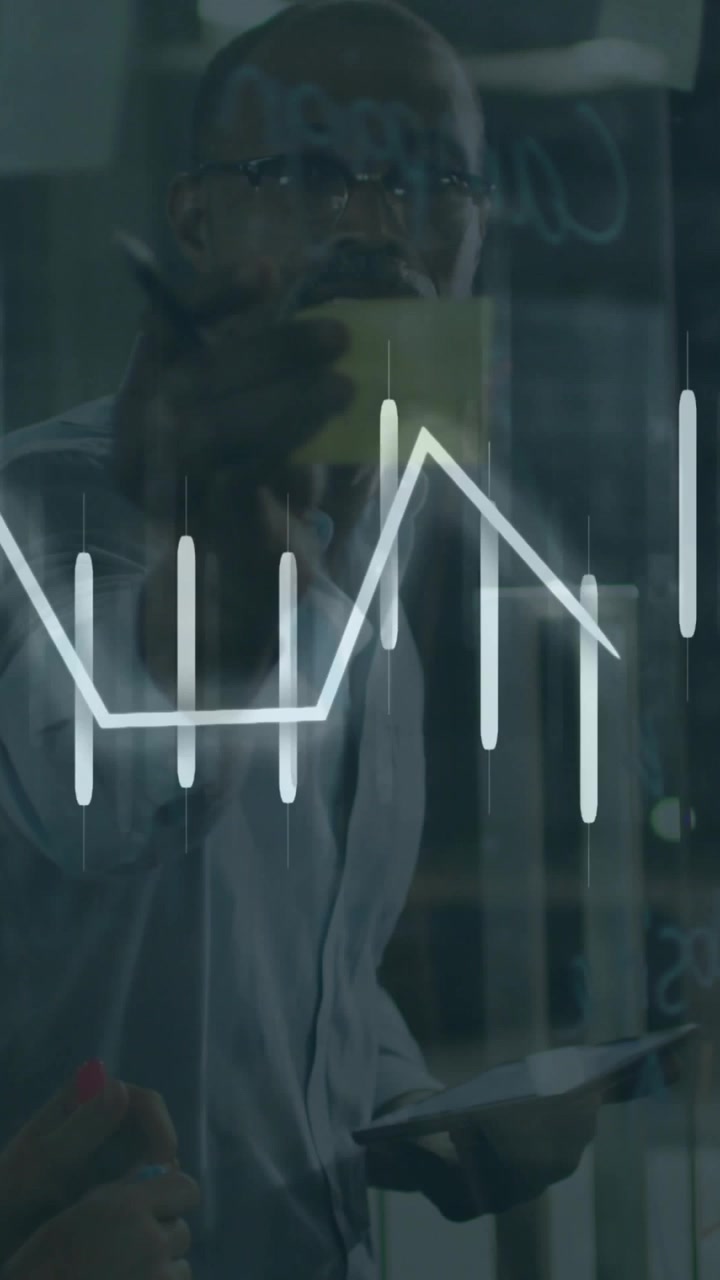Video verticale: Uomo che usa un tablet tracciando una linea su un vetro e posizionando un post-it che mostra overlay di analisi