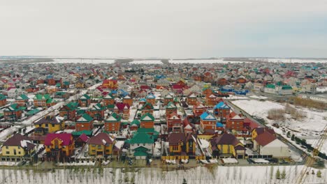 complejo de cabañas con casas multicolores contra el campo nevado