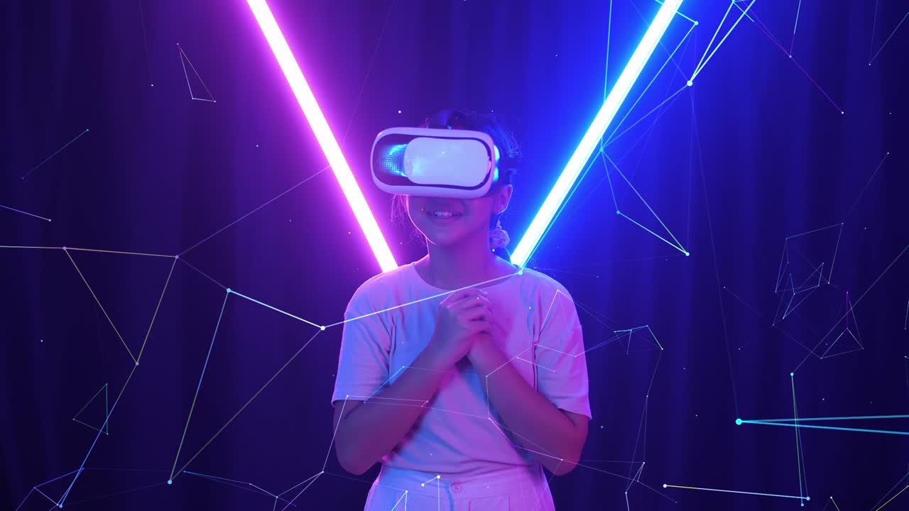 vr, futurista, concepto de entretenimiento. joven asiática emocionada usando auriculares de realidad virtual y sentirse aterrador con luz de neón en el fondo