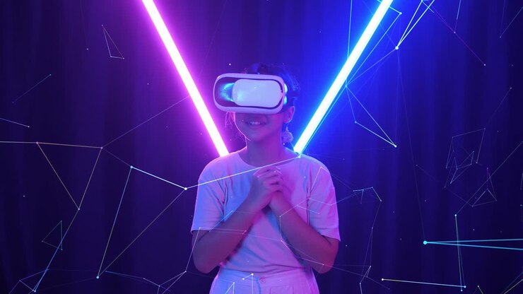 VR, futuristico, concetto di intrattenimento. Giovane ragazza asiatica entusiasta che usa un visore VR e prova paura con luci al neon sullo sfondo.