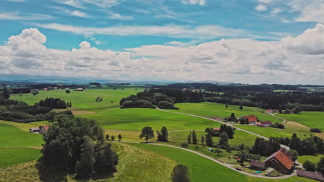 La-Belleza-De-Allgäu,-Alemania:-Esta-Toma-De-Dron-Captura-La-Vasta-Extensión-De-Exuberantes-Prados-Verdes