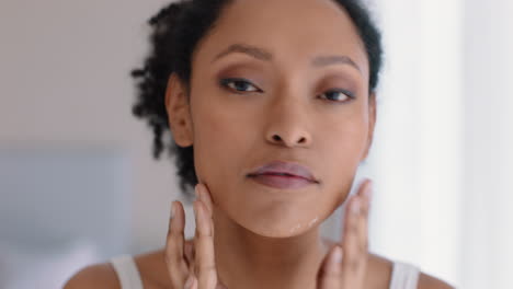 Retrato-Hermosa-Mujer-Afroamericana-Mirando-En-El-Espejo-Una-Piel-Perfecta-Disfrutando-De-Una-Tez-Natural-Preparándose-En-Casa