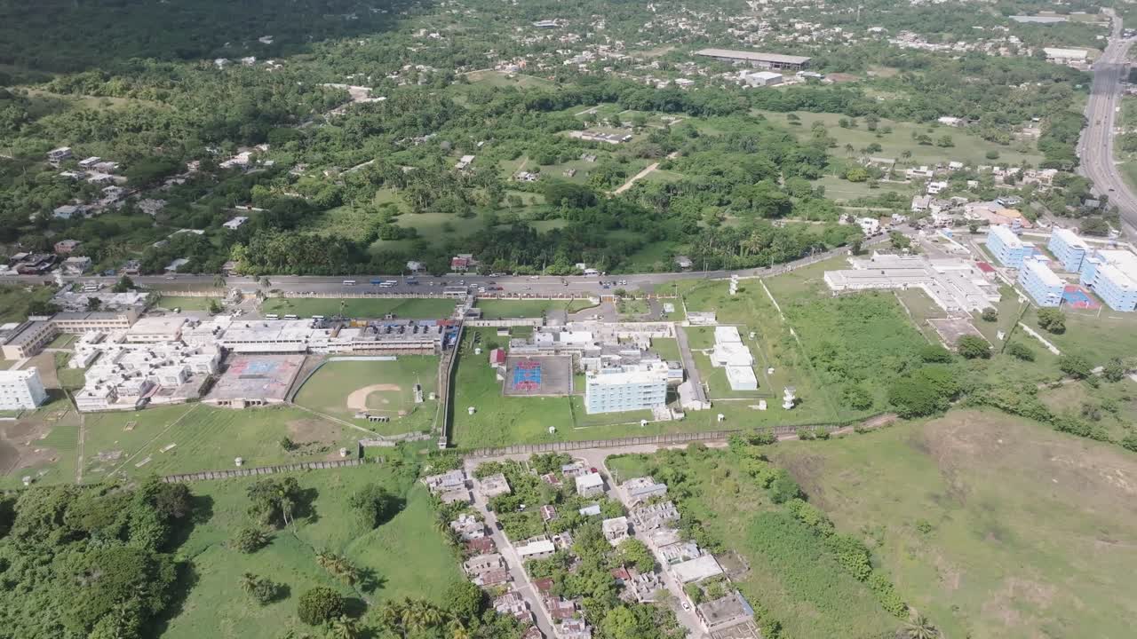 una vista panorámica de carcel de najayo, san cristóbal, república dominicana - panorámica aérea