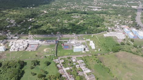 Ein-Panoramablick-Auf-Carcel-De-Najayo,-San-Cristobal,-Dominikanische-Republik-–-Luftschwenk