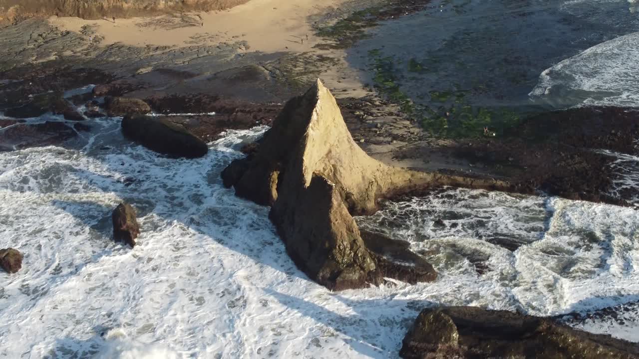 imágenes de drones de cerca de la roca en la playa de martin