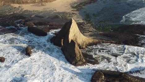 imágenes de drones de cerca de la roca en la playa de martin