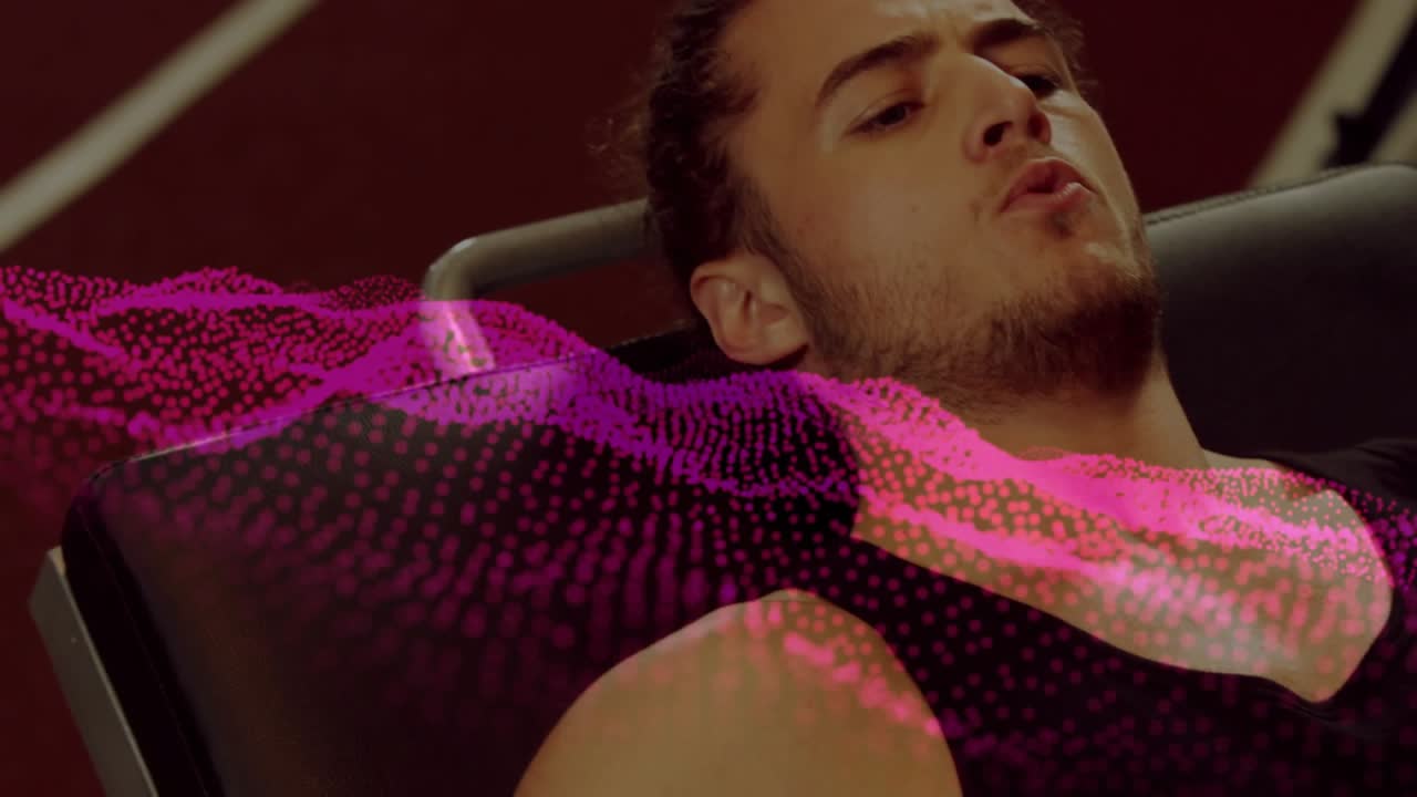 La telecamera si allontana mostrando un uomo sdraiato su una panchina, un’onda rosa che traccia il respiro sul petto per il fitness