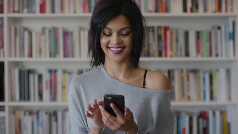 Retrato-Hermosa-Joven-Hispana-Usando-Un-Teléfono-Inteligente-Navegando-Mensajes-En-Línea-Disfrutando-De-Mensajes-De-Texto-En-La-Comunicación-De-Aplicaciones-Móviles-En-Cámara-Lenta