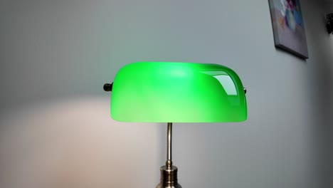 la elegancia de la sombra de la lámpara de lectura verde