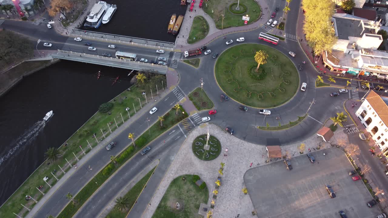 sobrevuelo aéreo rotonda de autobuses y barco de crucero en el río en tigre,buenos aires - argentina,sudamérica