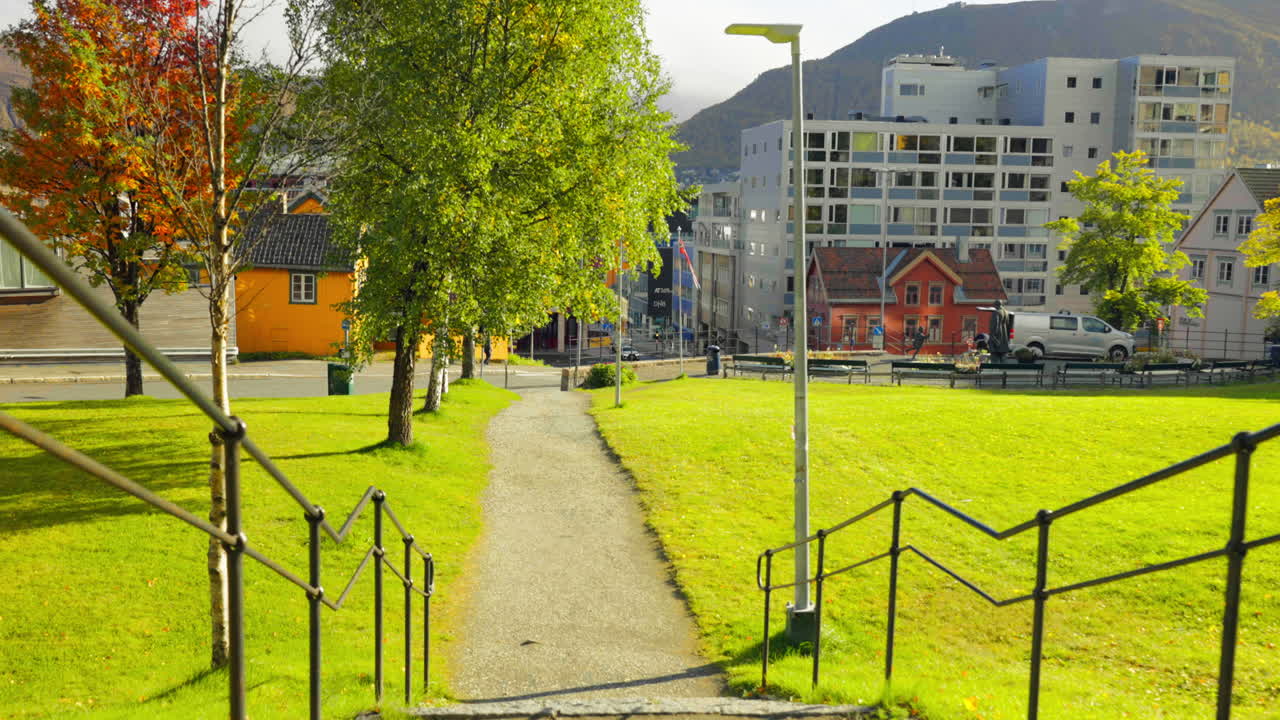POV - Går på stien i parken med vakkert høstløvverk i Tromsø, Norge