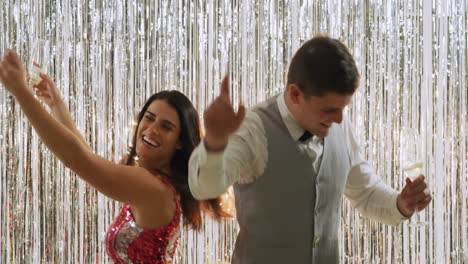 pareja joven bailando
