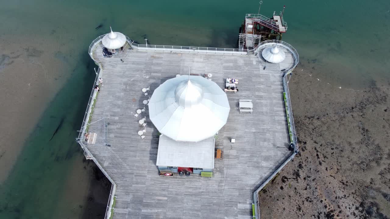 뱅거 해변 부두 노스 웨일즈 실버 첨탑 파빌리온 썰물 조감도 닫기 상승 샷 위에서 아래로