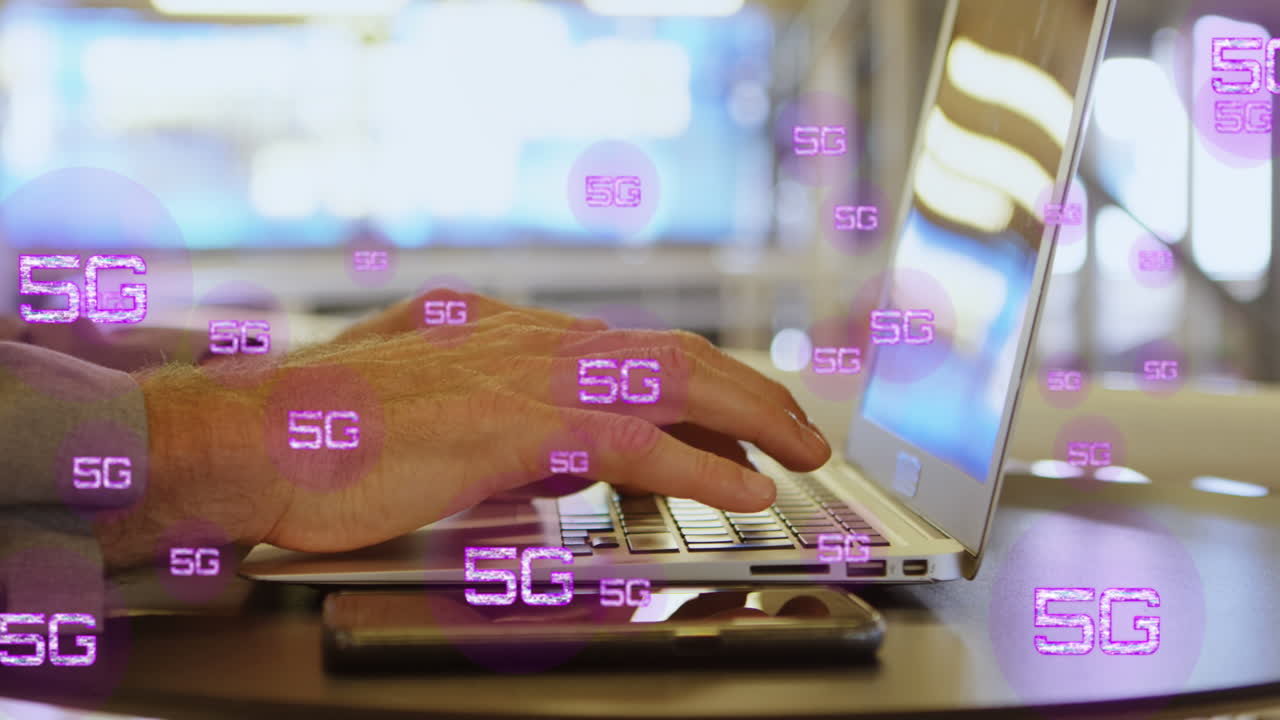 animación de múltiples textos 5g sobre manos recortadas de un hombre caucásico trabajando en una computadora portátil