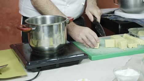 Der-Italienische-Koch-Schneidet-Sizilianische-Panella-Krapfen-Aus-Kichererbsenmehl,-Nahaufnahme-Der-Küchenhände