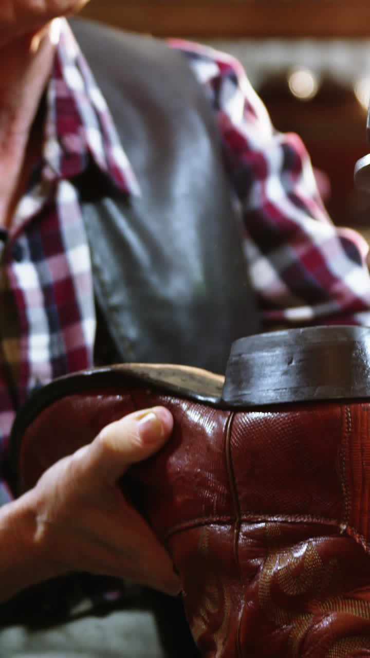 zapatero golpeando un zapato