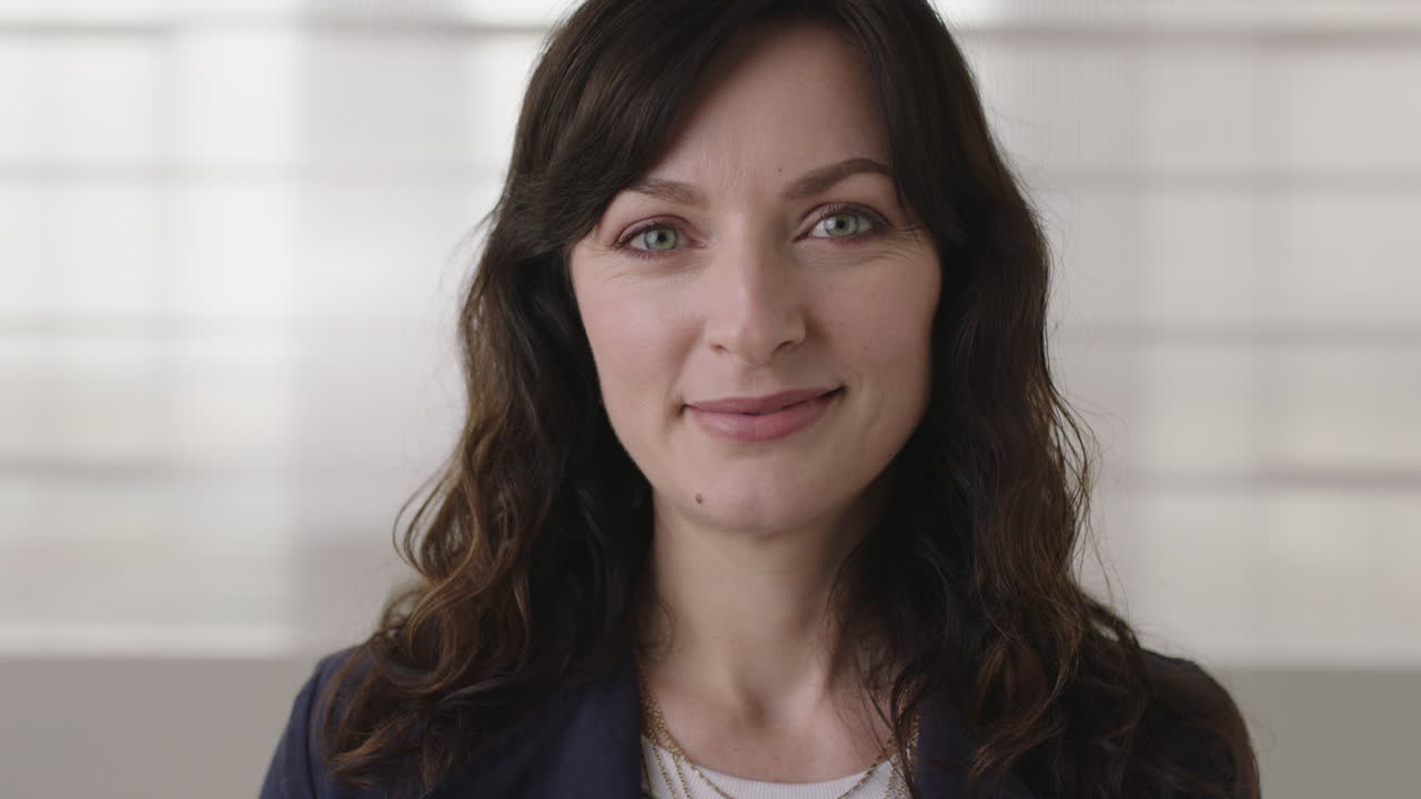 retrato en primer plano de una hermosa mujer de negocios joven que mira con confianza a la cámara sonriendo