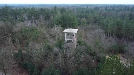 Fliegen-Sie-Mit-Einer-Drohne-Um-Einen-Aussichtsturm-Herum,-Um-Wildtiere-Im-Nationalpark-De-Hoge-Veluwe-In-Den-Niederlanden-Zu-Beobachten