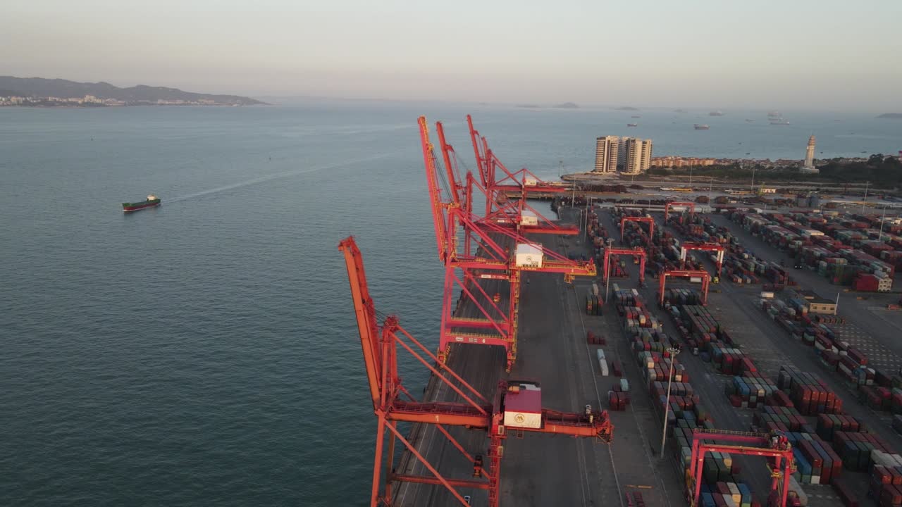 grúas y camiones en grandes terminales de carga están trabajando para cargar y descargar contenedores