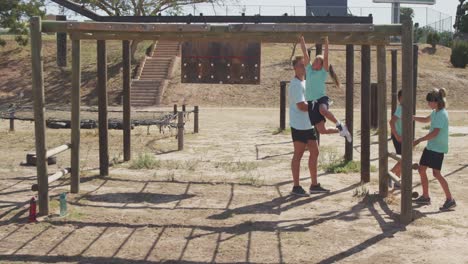 Chica-Caucásica-Entrenando-En-El-Campo-De-Entrenamiento-En-El-Campo-De-Entrenamiento