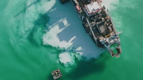 imágenes aéreas de cerca de las nubes de arena y polvo en el agua de un barco de dragado de arena