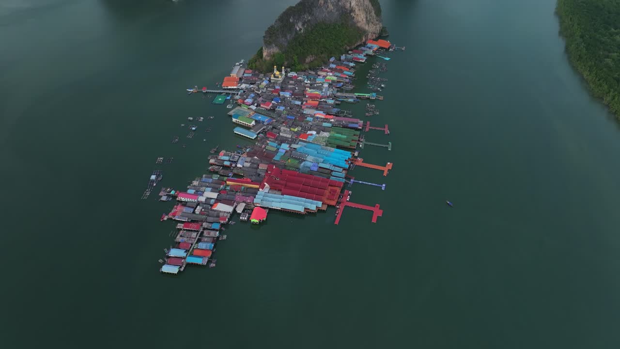 เกาะปันหยีอันน่าทึ่งจากมุมสูงในอ่าวพังงา ประเทศไทย