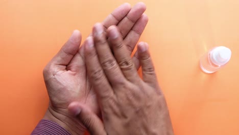 aplicación de desinfectante de manos y frotamiento de manos