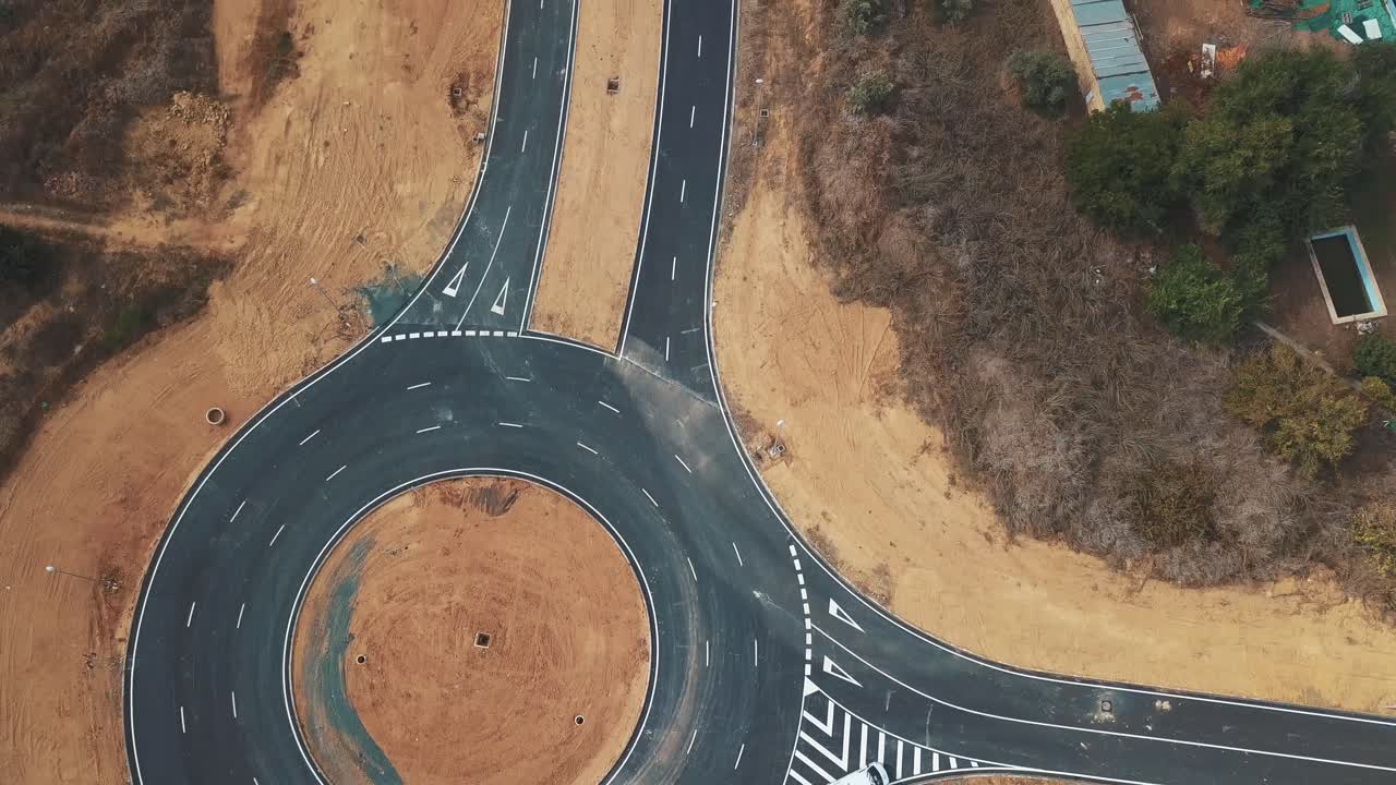 vista aérea de la construcción de una nueva carretera
