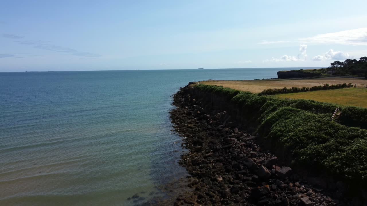 lethligwy idílica costa rocosa línea de costa vista aérea de reversión a través de acantilados rocosos borde paisaje marino y playa
