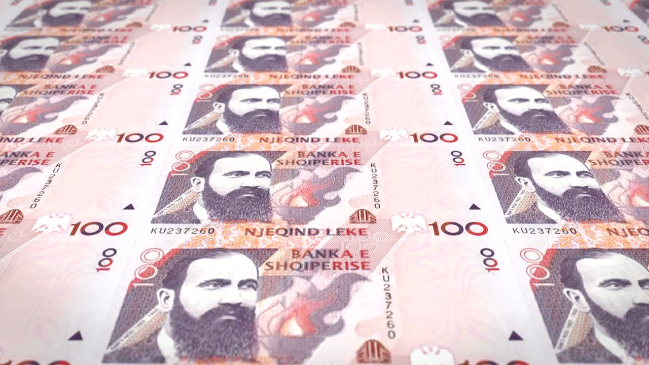 billetes de un centenar de lek albanés de albanés rodando, dinero en efectivo, bucle