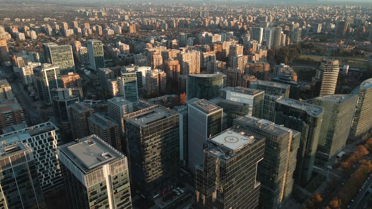 volar sobre el distrito de negocios en nueva las condes cerca del parque araucano en santiago, chile, sudamérica