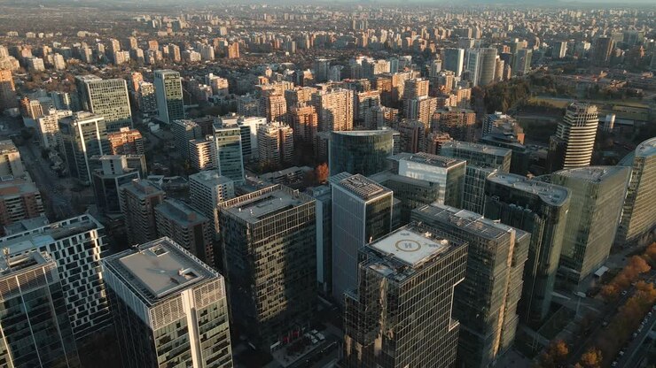 Sobrevoo do Distrito Financeiro em Nueva Las Condes Perto do Parque Araucano em Santiago, Chile, América do Sul