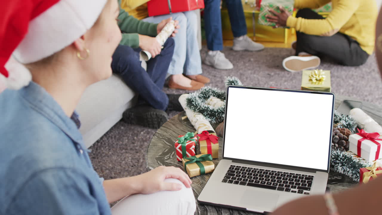 amigos diversos con sombreros de santa teniendo llamadas de video portátiles con espacio de copia