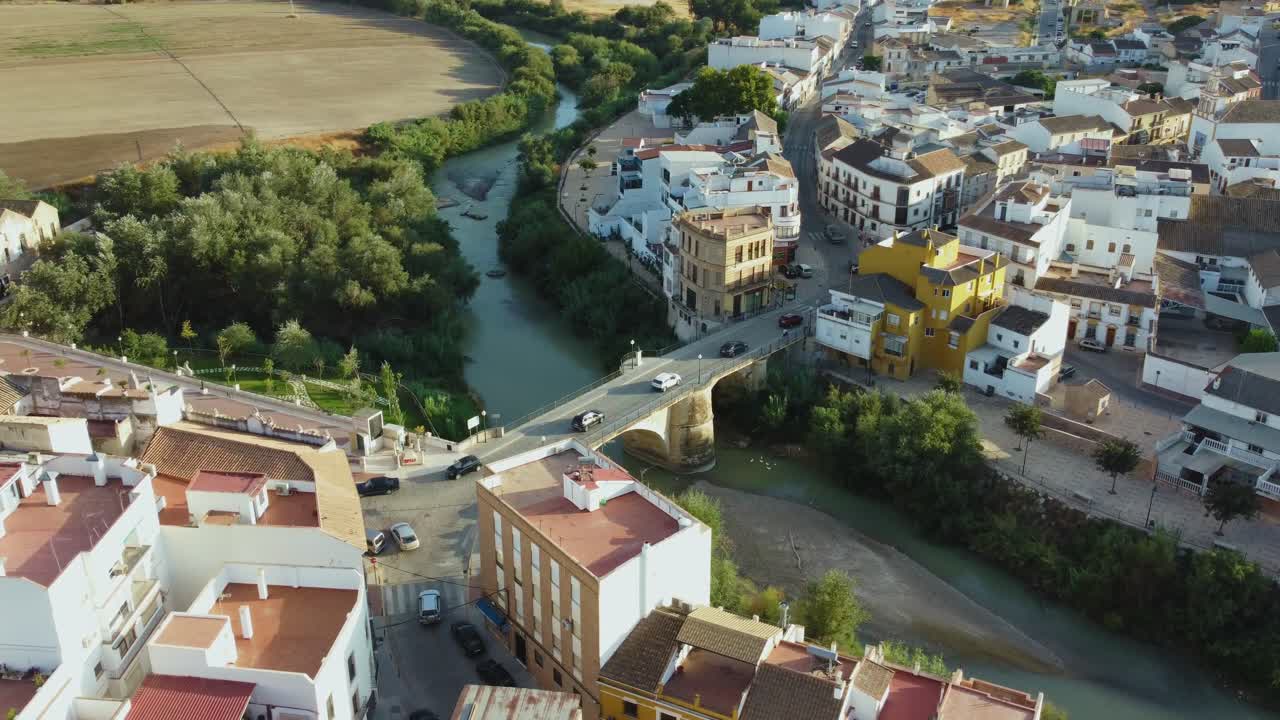 vista aérea de puente genil, españa, tráfico en el famoso puente sobre el río y el barrio central, disparo de drones