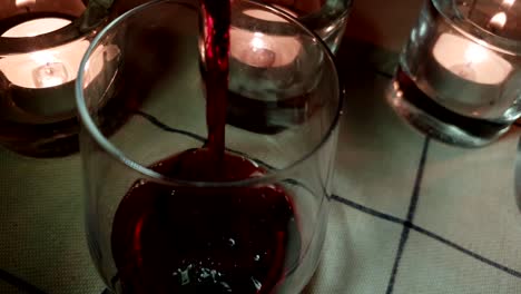 Vino-Tinto-Vertido-En-Copas-Acogedoras,-Ambiente-Improvisado-De-Viernes-Informal-Con-Copa-De-Fondo-Redondo-Y-Mantel-Común-De-Todos-Los-Días,-Deslizador-Cinematográfico