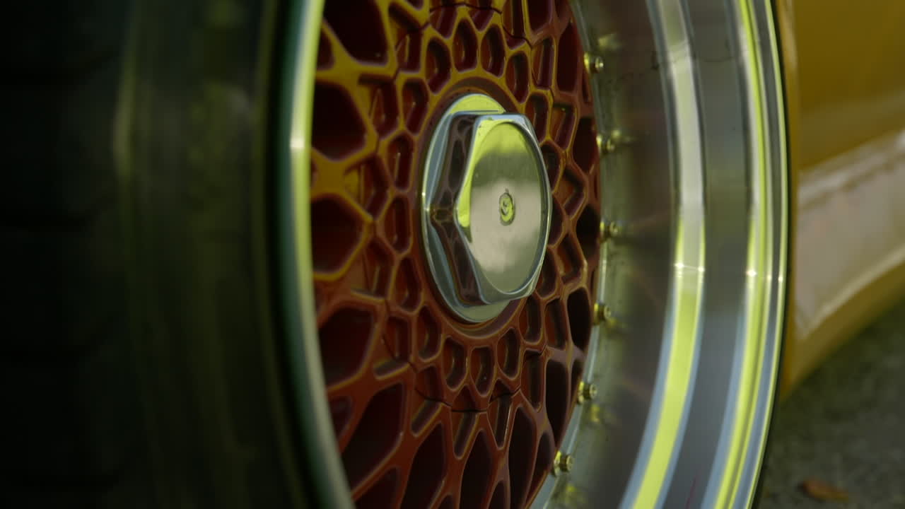 aleación de rueda de espárrago rojo, cromo y oro brillante en la elegante reunión de fans de coches clásicos, barcelona