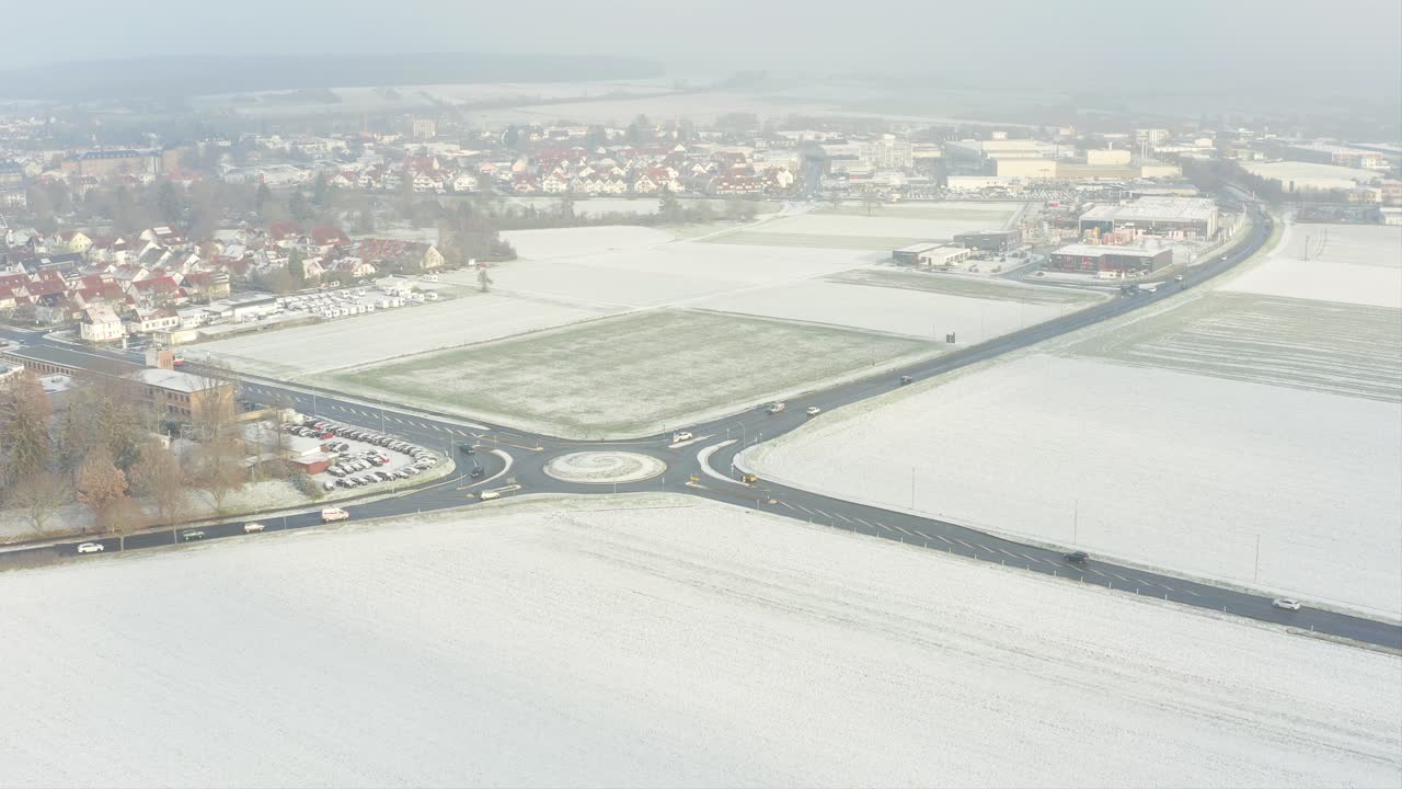 독일 부츠바흐의 공중 드론 샷 눈 덮힌 원형 교차로