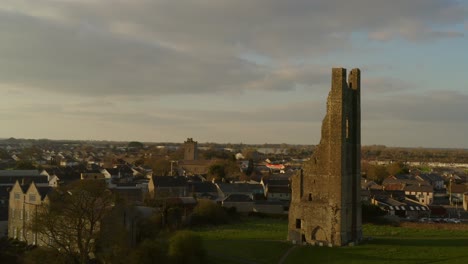 Dynamische-Luftaufnahme-Des-Turms-Der-St.-Mary&#39;s-Abbey-In-Trim,-Irland