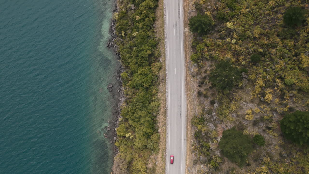 호수 근처 의 도로 의 공중 사진